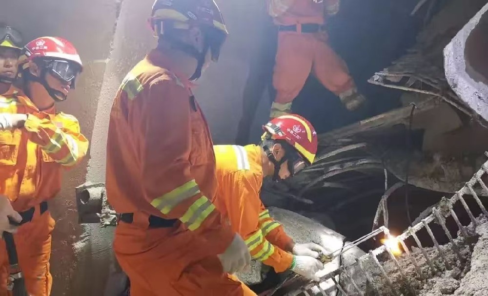 告别“找人难”:厘米级人员定位系统,让隧道施工安全一目了然